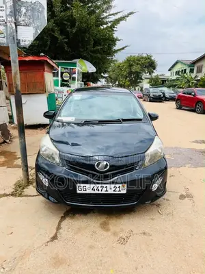 Toyota Vitz 1.3 FWD 5dr 2012 Black