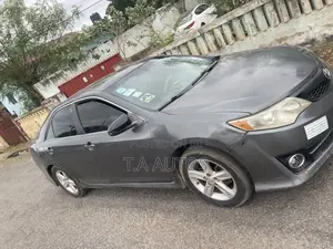 Toyota Camry SE 4dr Sedan (2.5L 4cyl 6A) 2014 Gray
