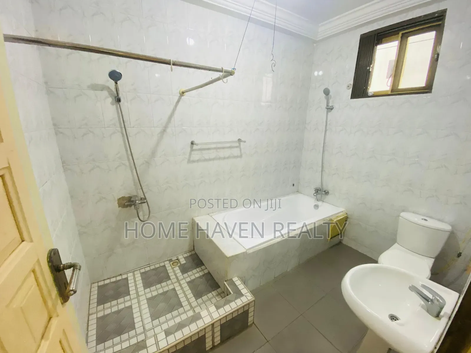 8bdrm House in East Legon, Police Station for rent