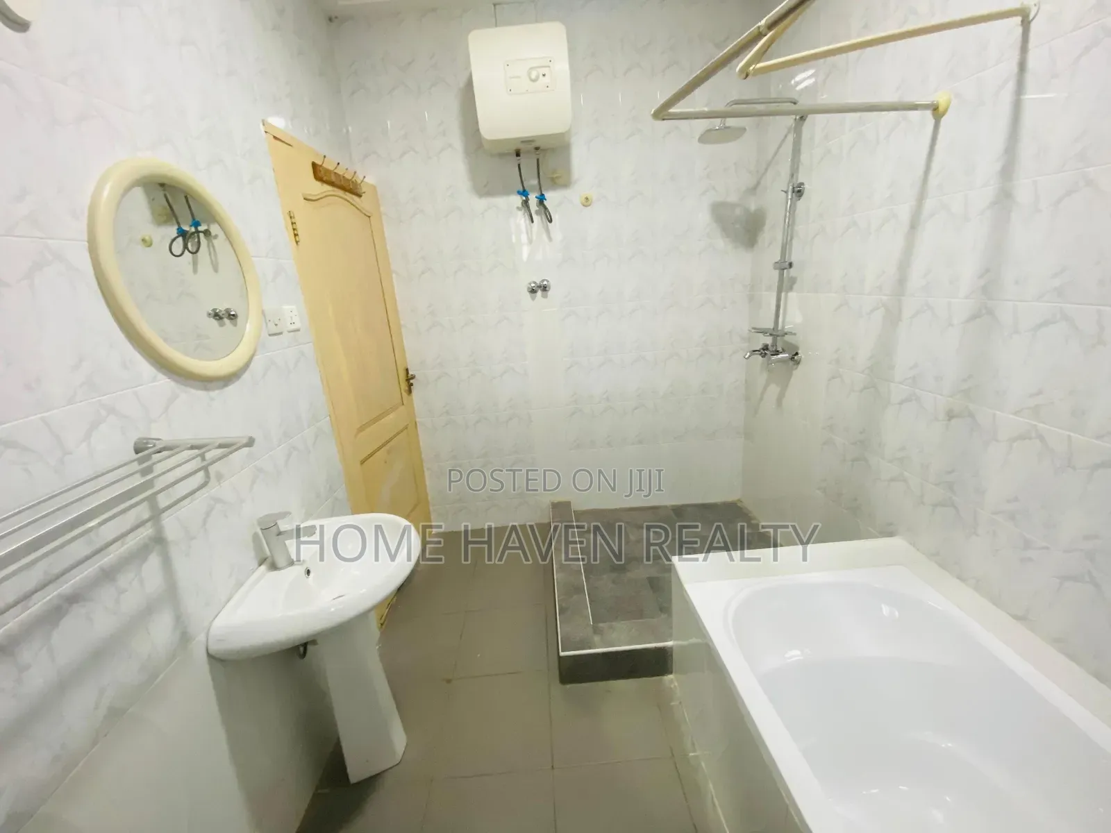 8bdrm House in East Legon, Police Station for rent