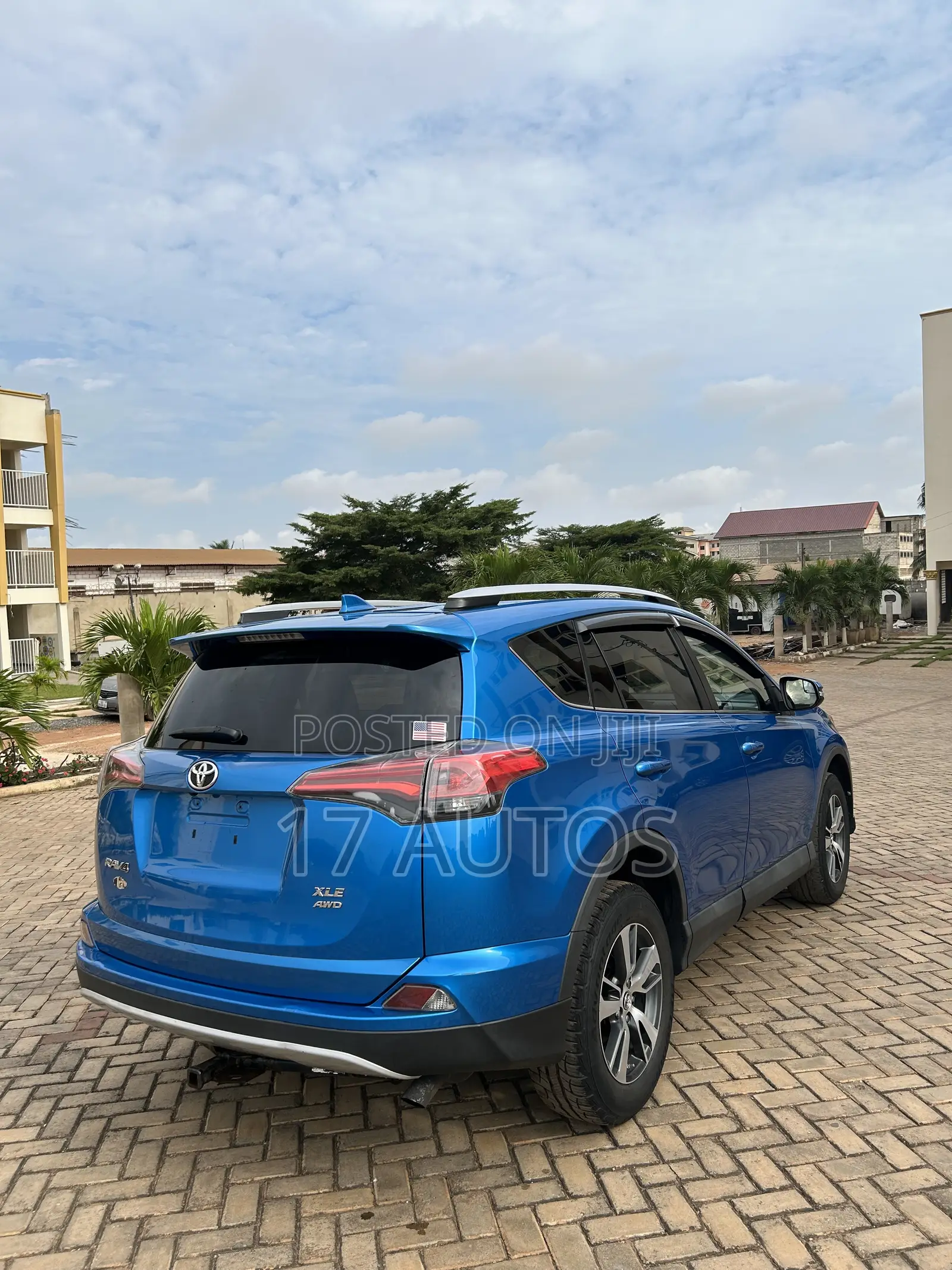 Toyota RAV4 XLE AWD (2.5L 4cyl 6A) 2016 Blue