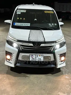 Toyota Voxy X 4WD 8-Seater 2016 White