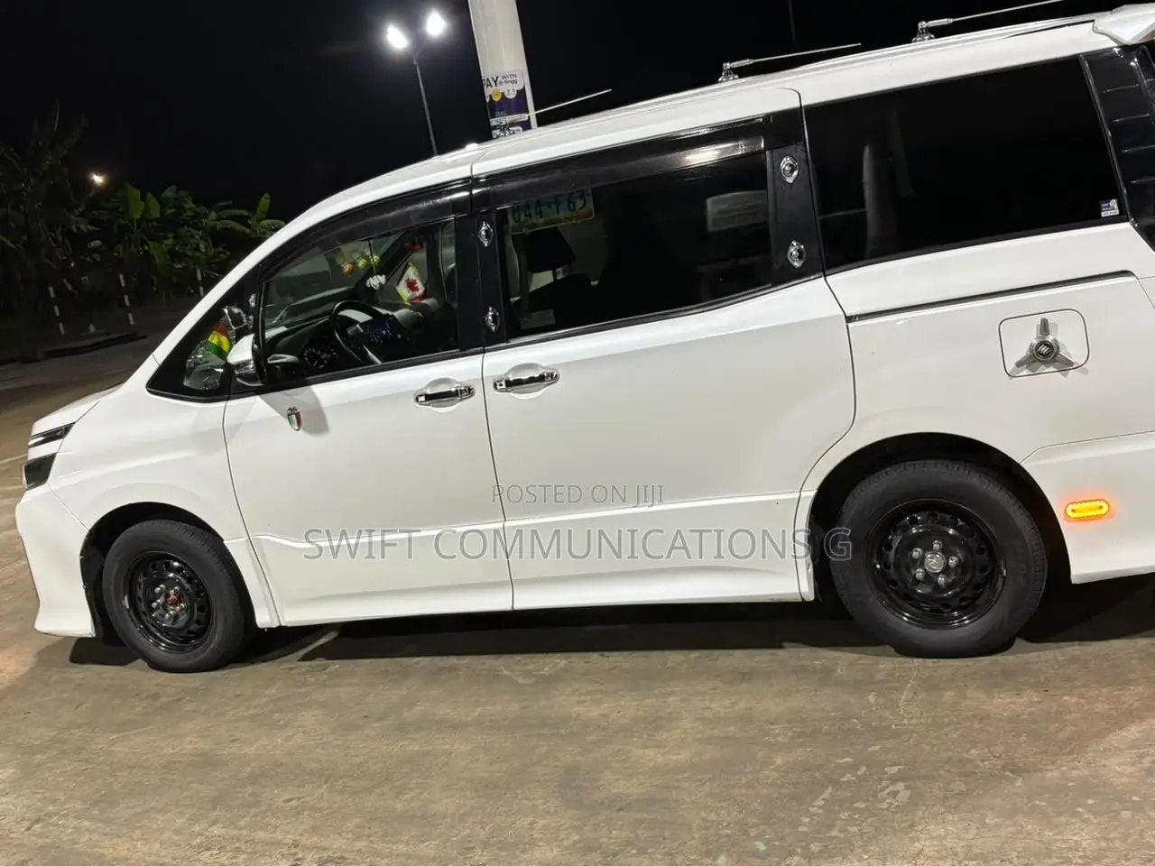 Toyota Voxy X 4WD 8-Seater 2016 White