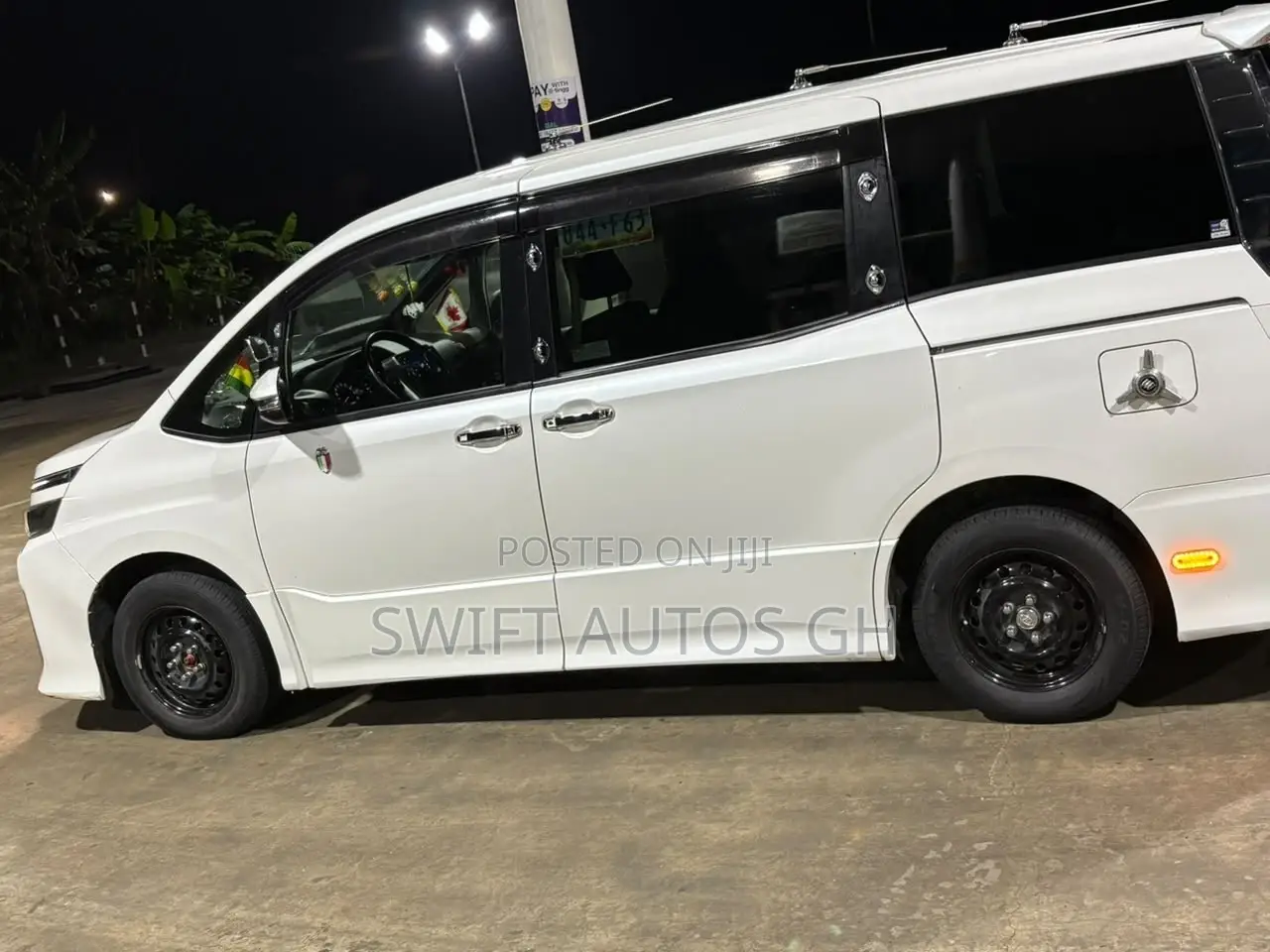 Toyota Voxy X 4WD 8-Seater 2016 White