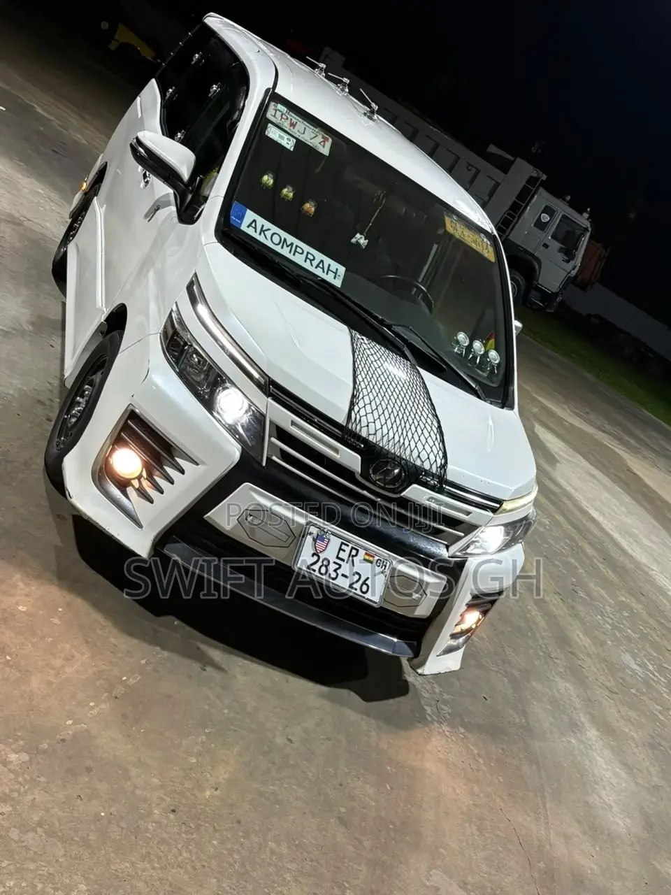 Toyota Voxy X 4WD 8-Seater 2016 White