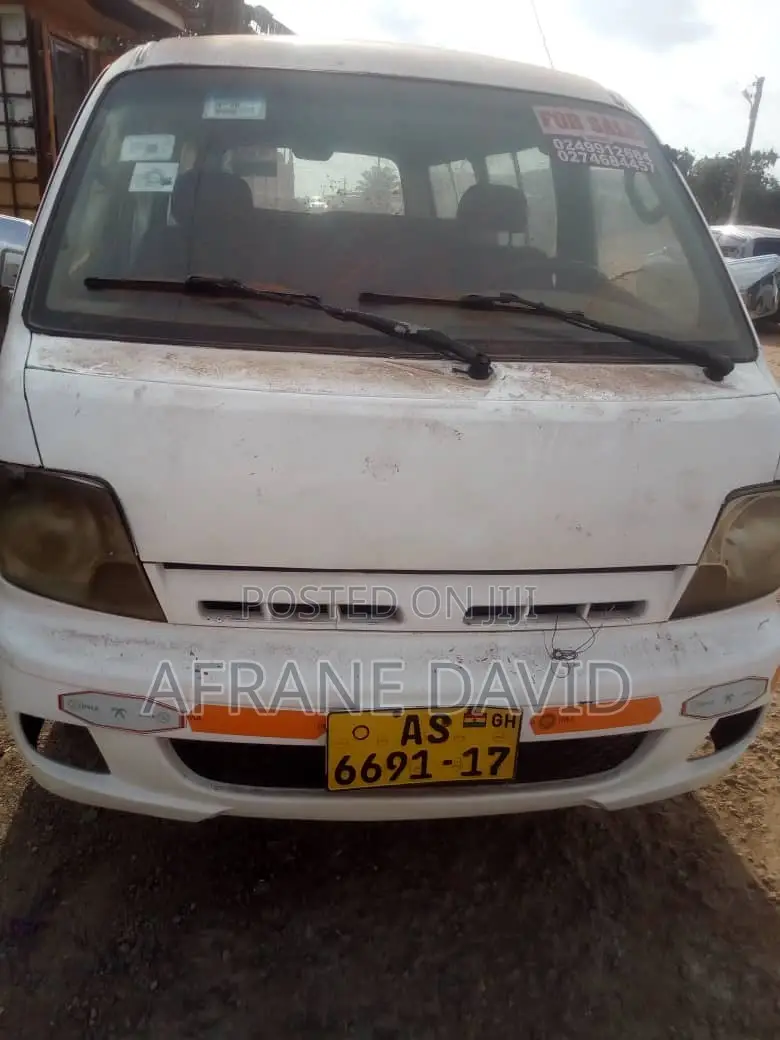 Nissan Caravan (Urvan) 1999 White