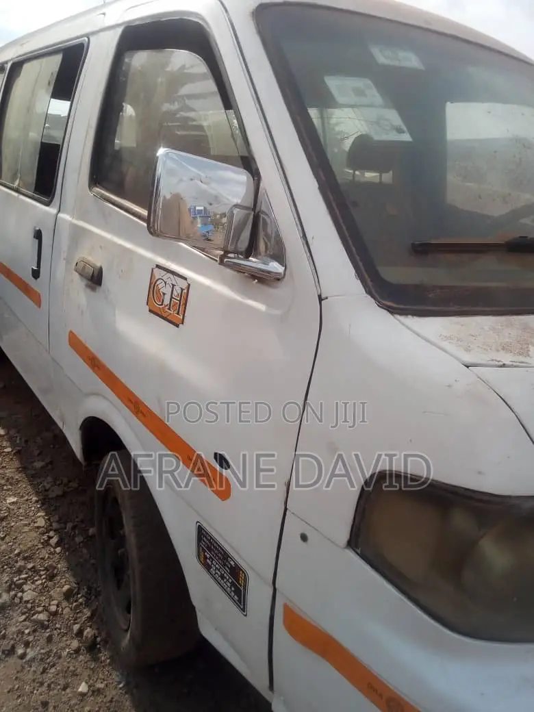 Nissan Caravan (Urvan) 1999 White