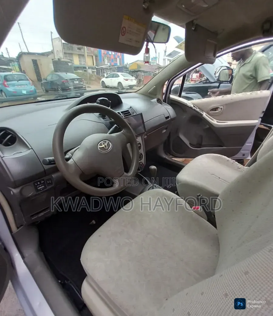 Toyota Vitz 2010 Silver