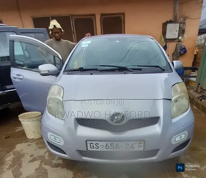 Toyota Vitz 2010 Silver