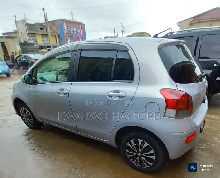 Toyota Vitz 2010 Silver