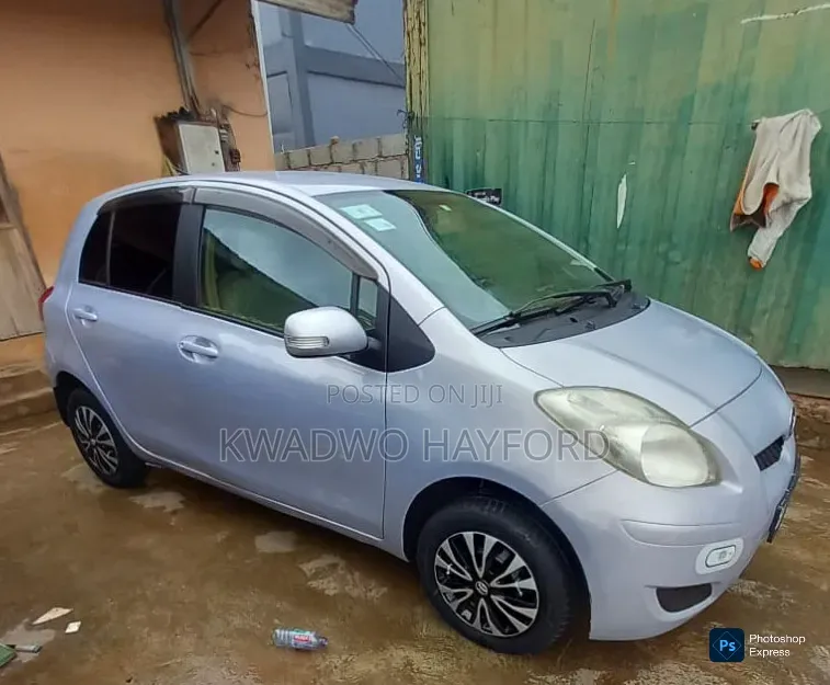 Toyota Vitz 2010 Silver