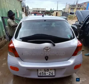 Toyota Vitz 2010 Silver