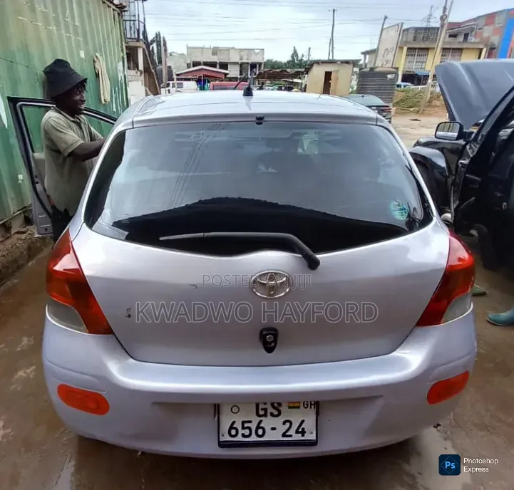Toyota Vitz 2010 Silver