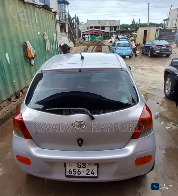 Toyota Vitz 2010 Silver