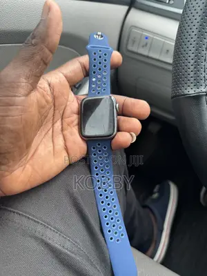 Apple Watch Series 4 With Charger and Extra Strap