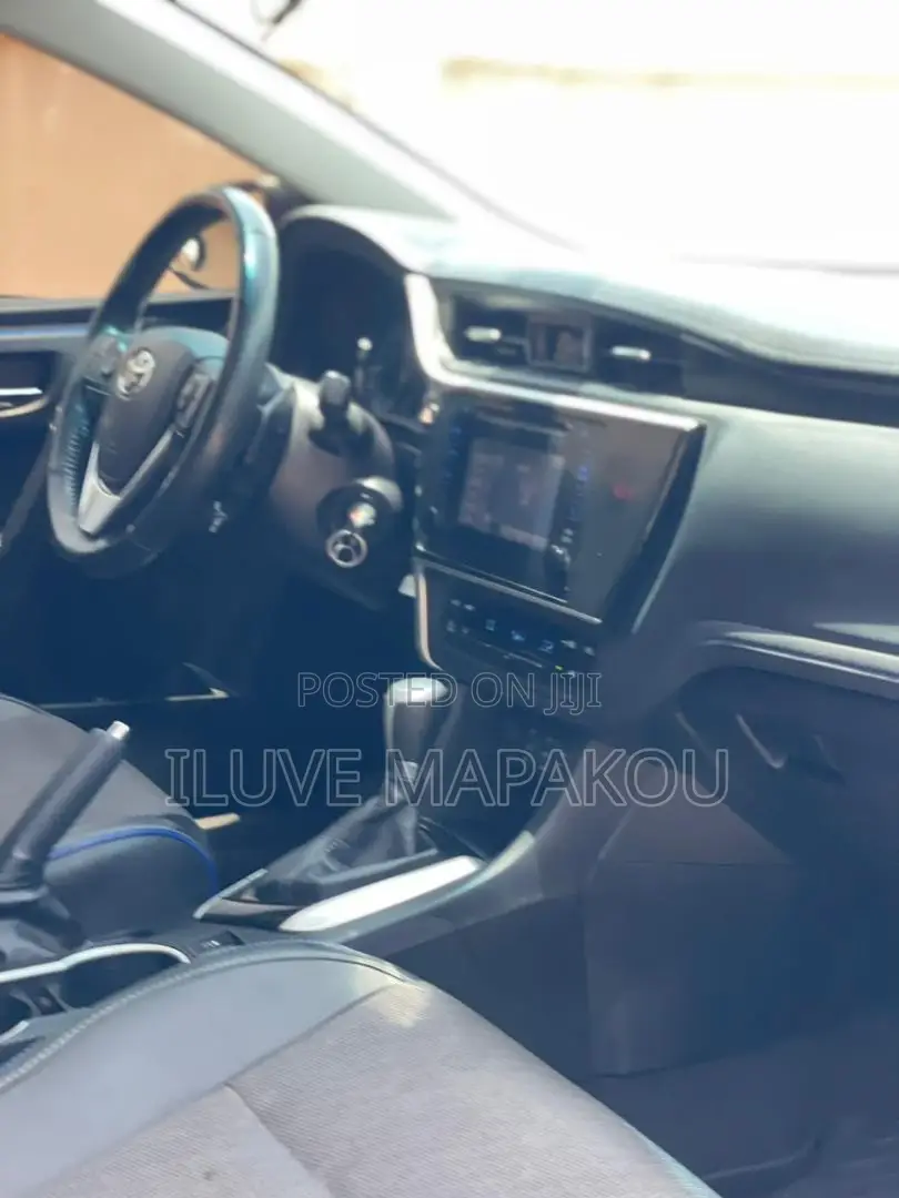 Toyota Corolla L (1.8L 4cyl 2A) 2018 Gray