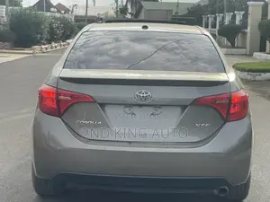 Toyota Corolla XSE 4dr Sedan (1.8L 4cyl CVT) 2017 Gold