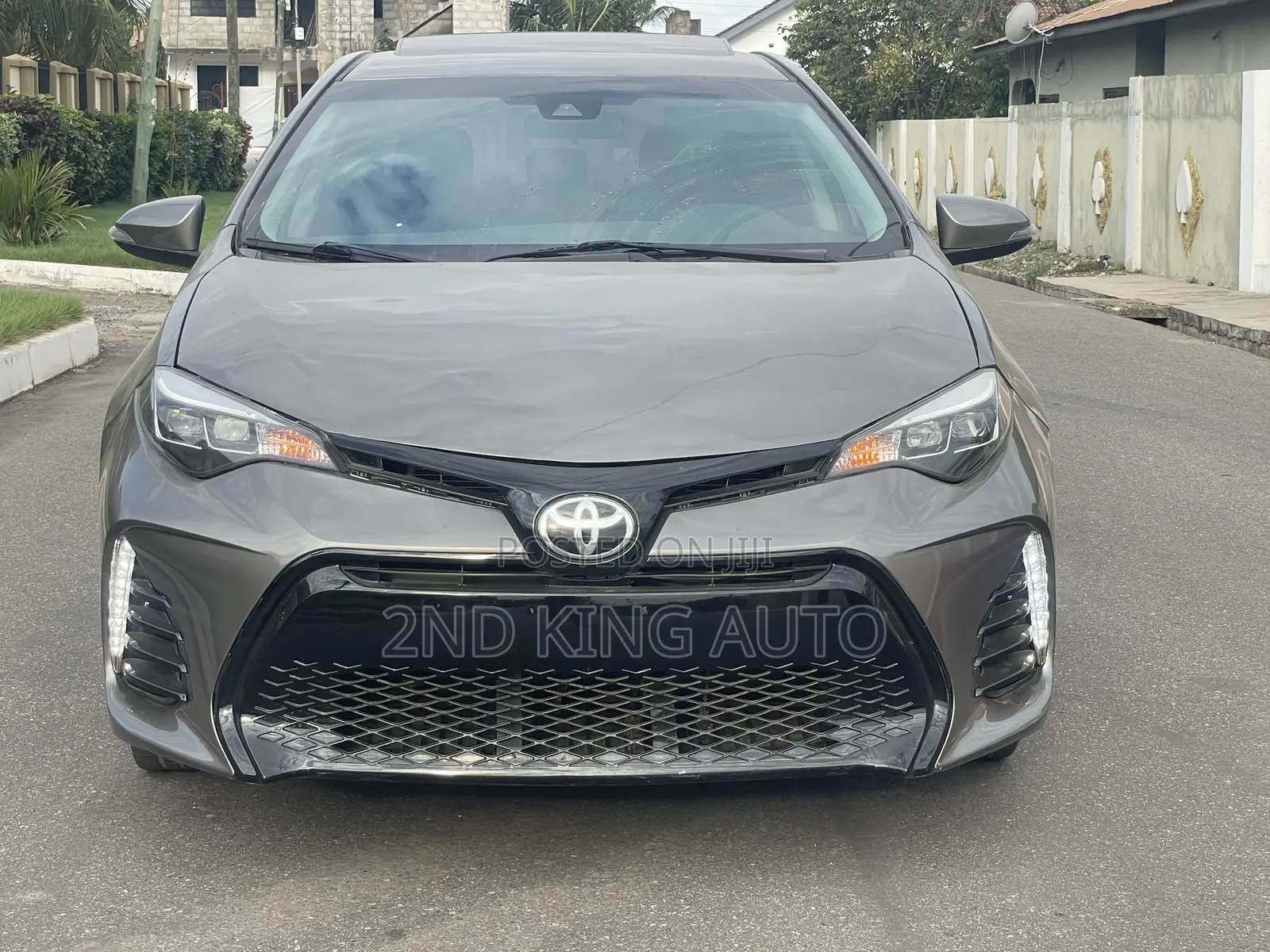Toyota Corolla XSE 4dr Sedan (1.8L 4cyl CVT) 2017 Gold