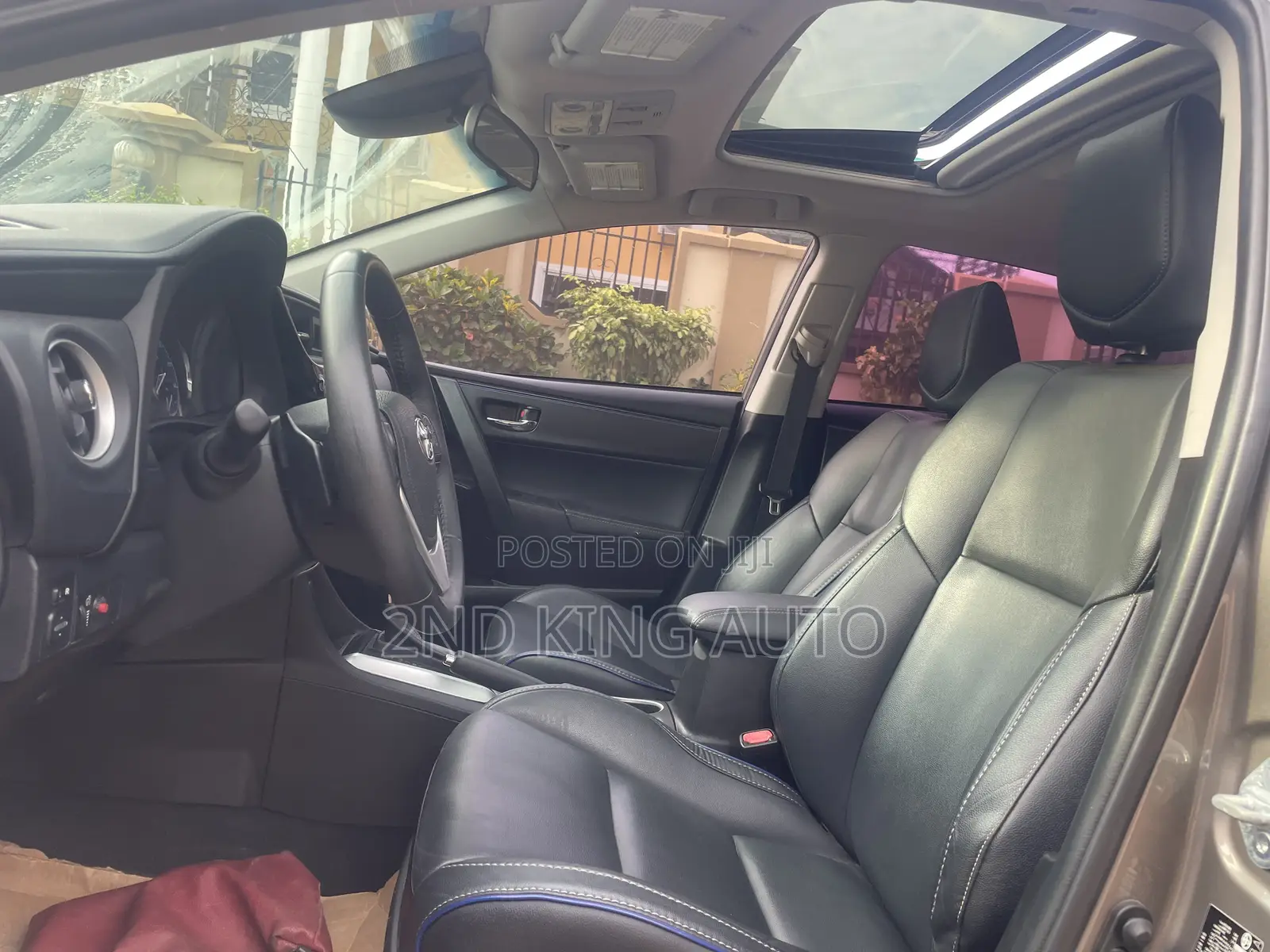 Toyota Corolla XSE 4dr Sedan (1.8L 4cyl CVT) 2017 Gold