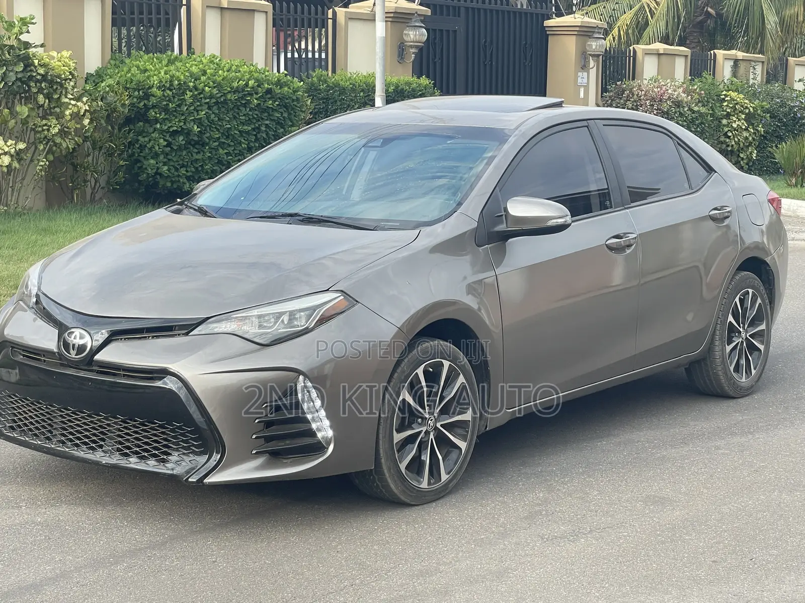 Toyota Corolla XSE 4dr Sedan (1.8L 4cyl CVT) 2017 Gold