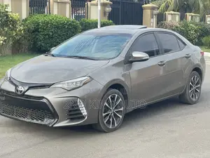 Toyota Corolla XSE 4dr Sedan (1.8L 4cyl CVT) 2017 Gold
