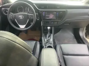 Toyota Corolla XSE 4dr Sedan (1.8L 4cyl CVT) 2017 Gold
