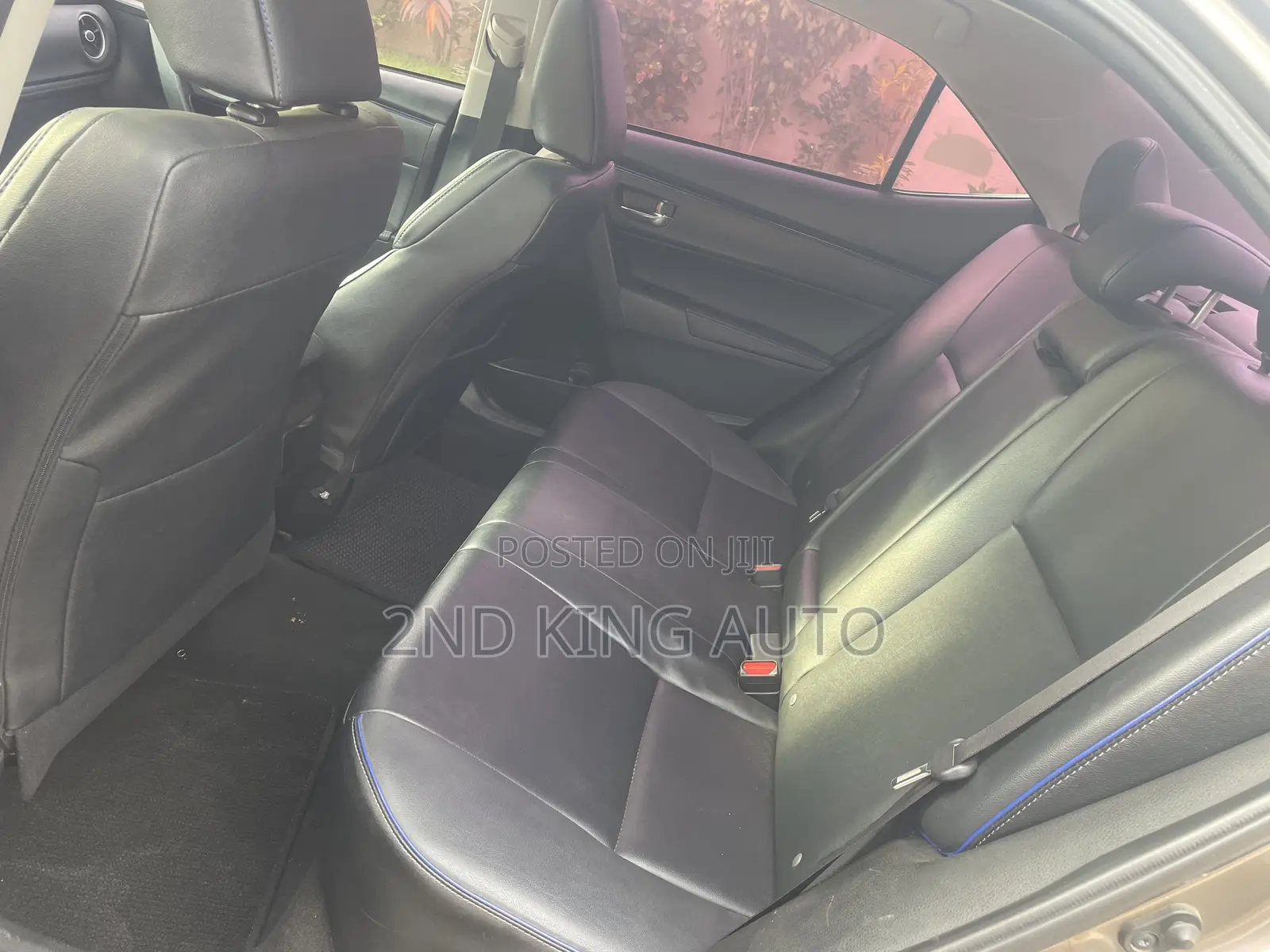 Toyota Corolla XSE 4dr Sedan (1.8L 4cyl CVT) 2017 Gold