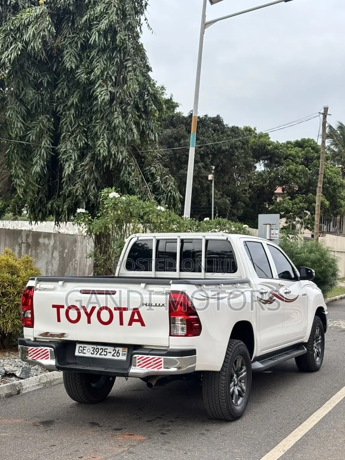 Toyota Hilux 2025 White