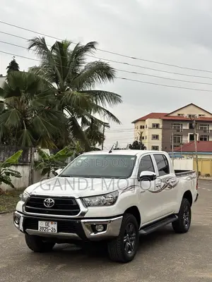 Toyota Hilux 2025 White