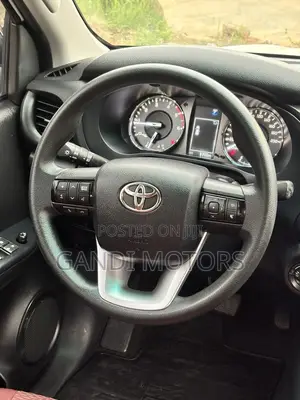 Toyota Hilux 2025 White