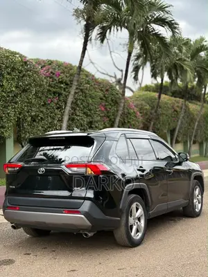 Toyota RAV4 XLE 2021 Black