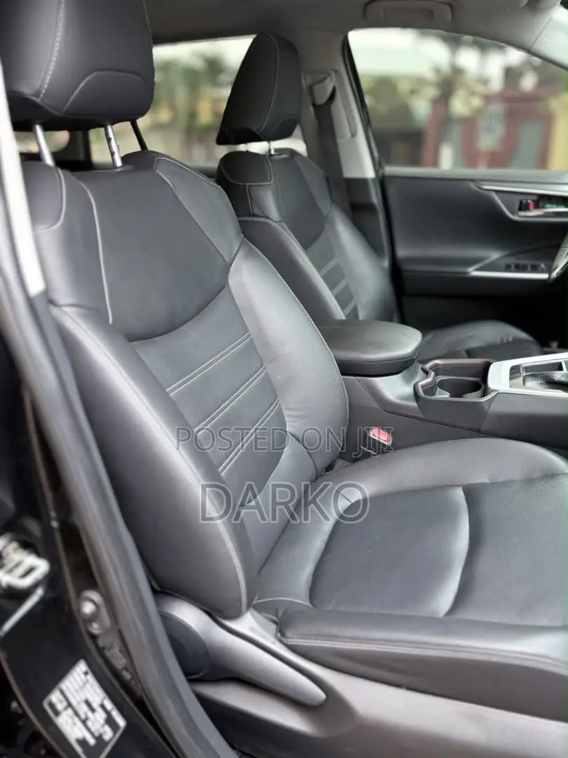 Toyota RAV4 XLE 2021 Black