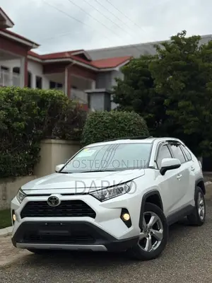 Toyota RAV4 XLE FWD 2023 White