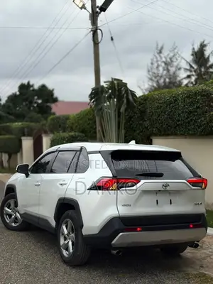 Toyota RAV4 XLE FWD 2023 White
