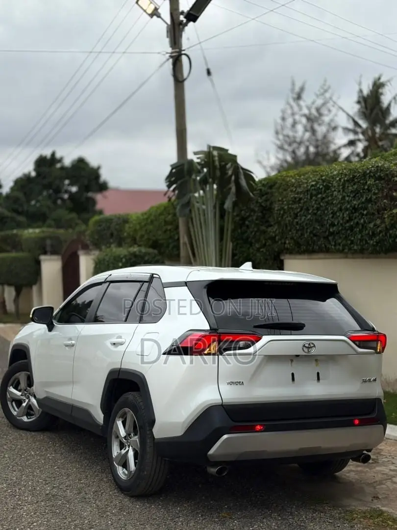 Toyota RAV4 XLE FWD 2023 White