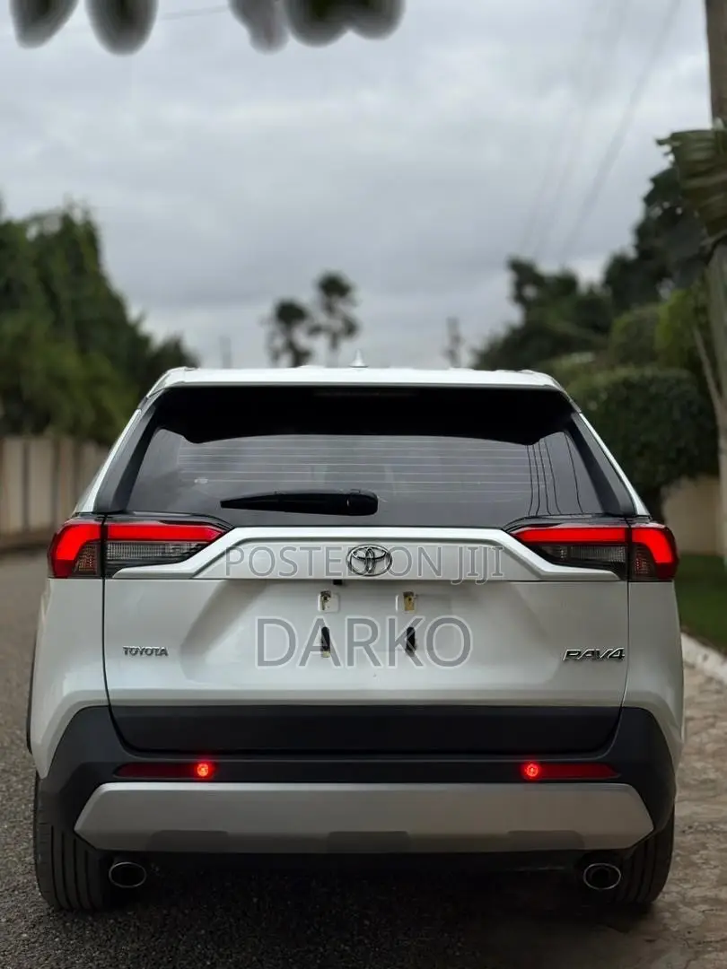 Toyota RAV4 XLE FWD 2023 White
