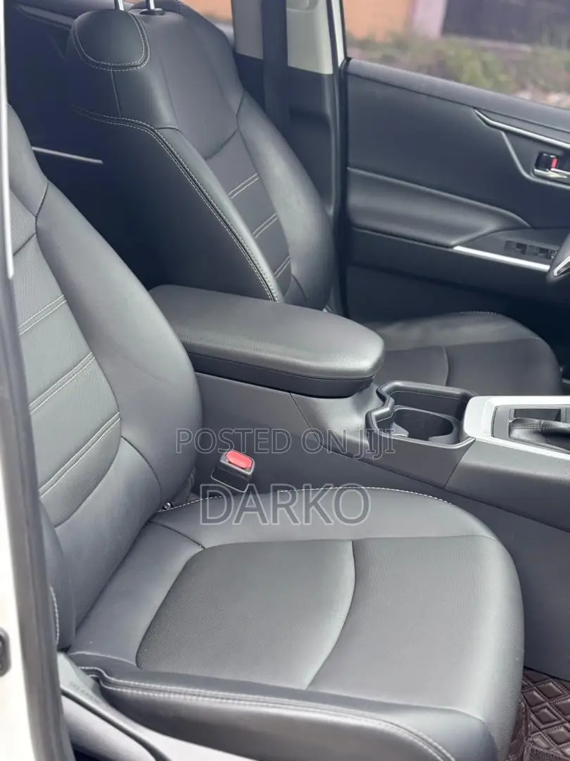 Toyota RAV4 XLE FWD 2023 White