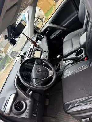 Toyota RAV4 XLE AWD (2.5L 4cyl 6A) 2017 White