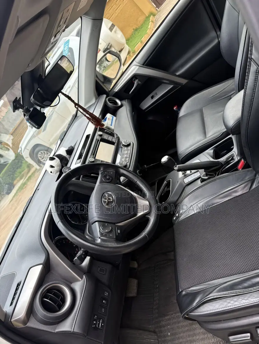 Toyota RAV4 XLE AWD (2.5L 4cyl 6A) 2017 White