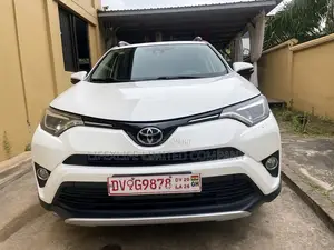 Toyota RAV4 XLE AWD (2.5L 4cyl 6A) 2017 White