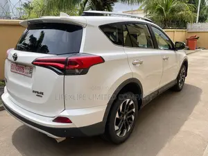 Toyota RAV4 XLE AWD (2.5L 4cyl 6A) 2017 White