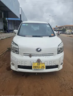 Toyota Voxy V 2WD 8-Seater 2011 White