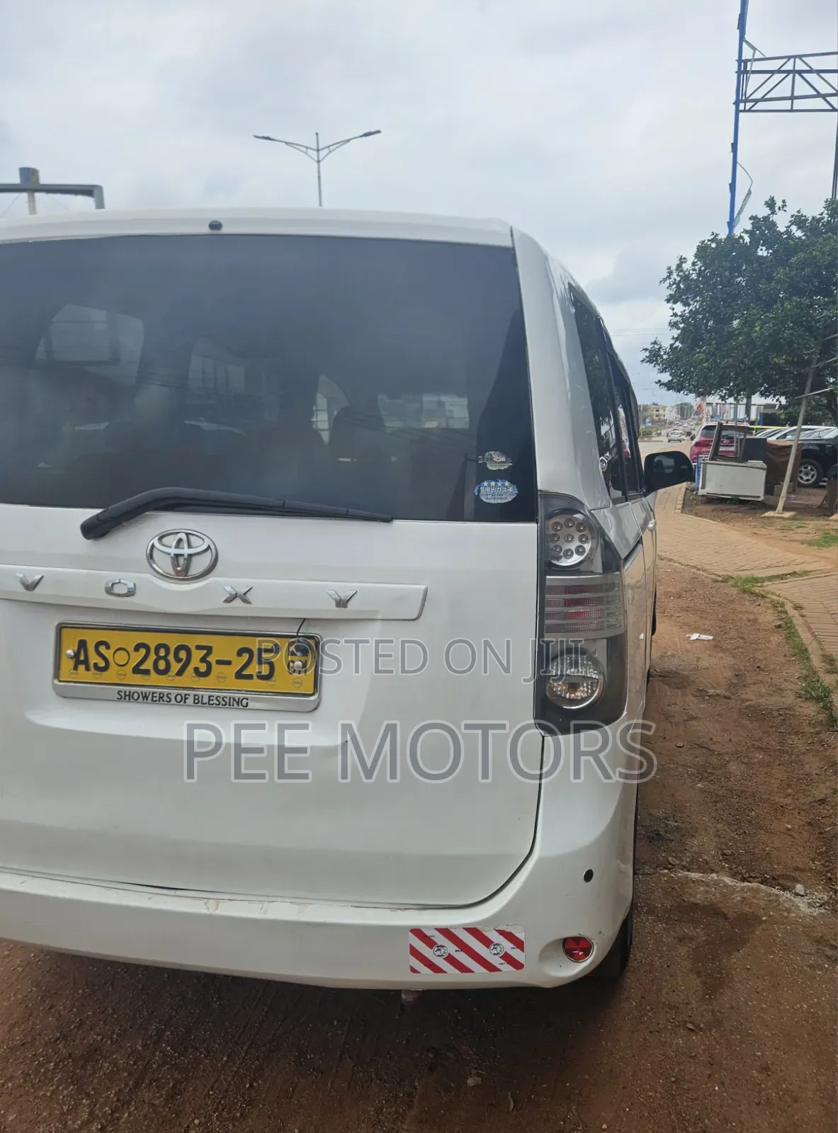 Toyota Voxy V 2WD 8-Seater 2011 White