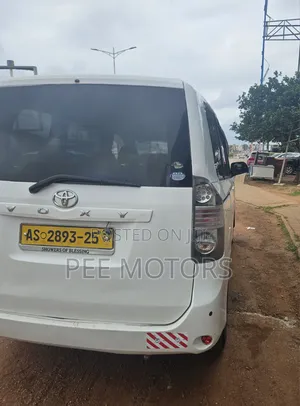 Toyota Voxy V 2WD 8-Seater 2011 White