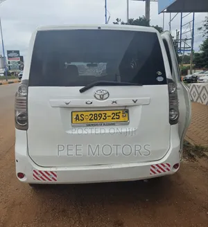 Toyota Voxy V 2WD 8-Seater 2011 White