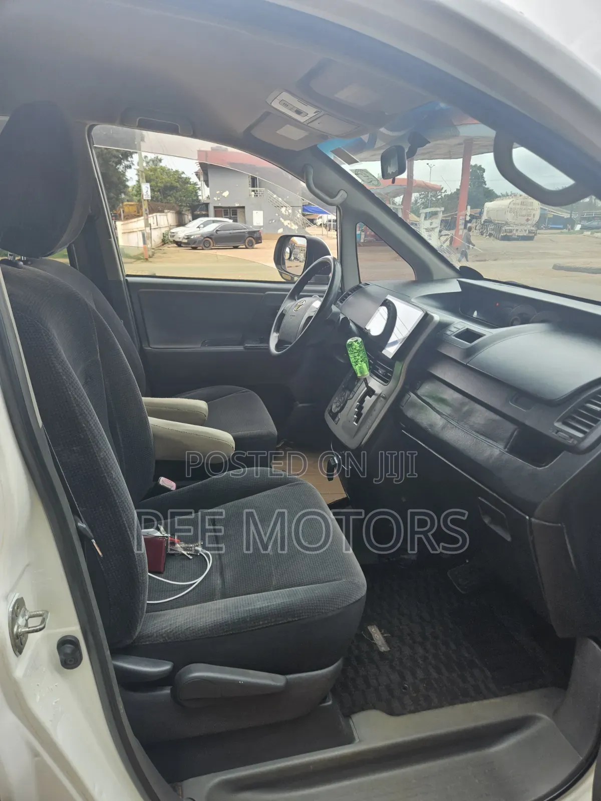 Toyota Voxy V 2WD 8-Seater 2011 White