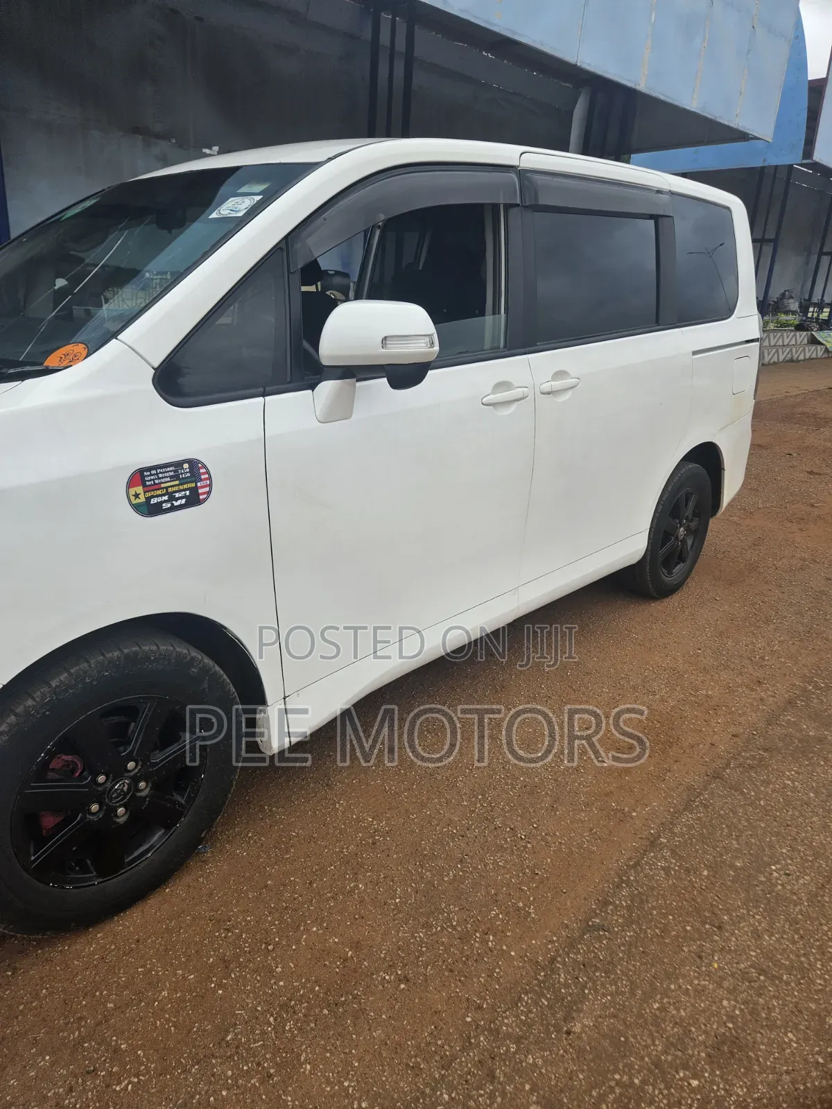 Toyota Voxy V 2WD 8-Seater 2011 White