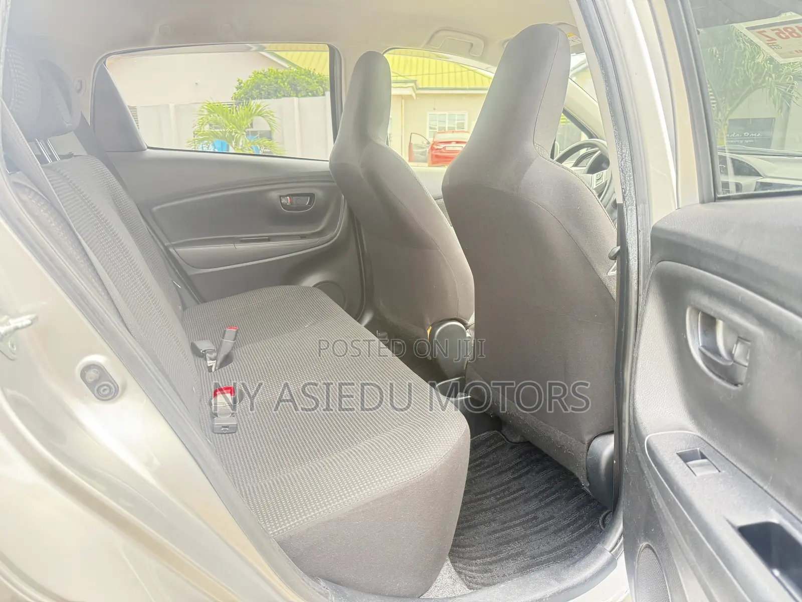 Toyota Vitz 1.3 FWD 5dr 2016 Silver