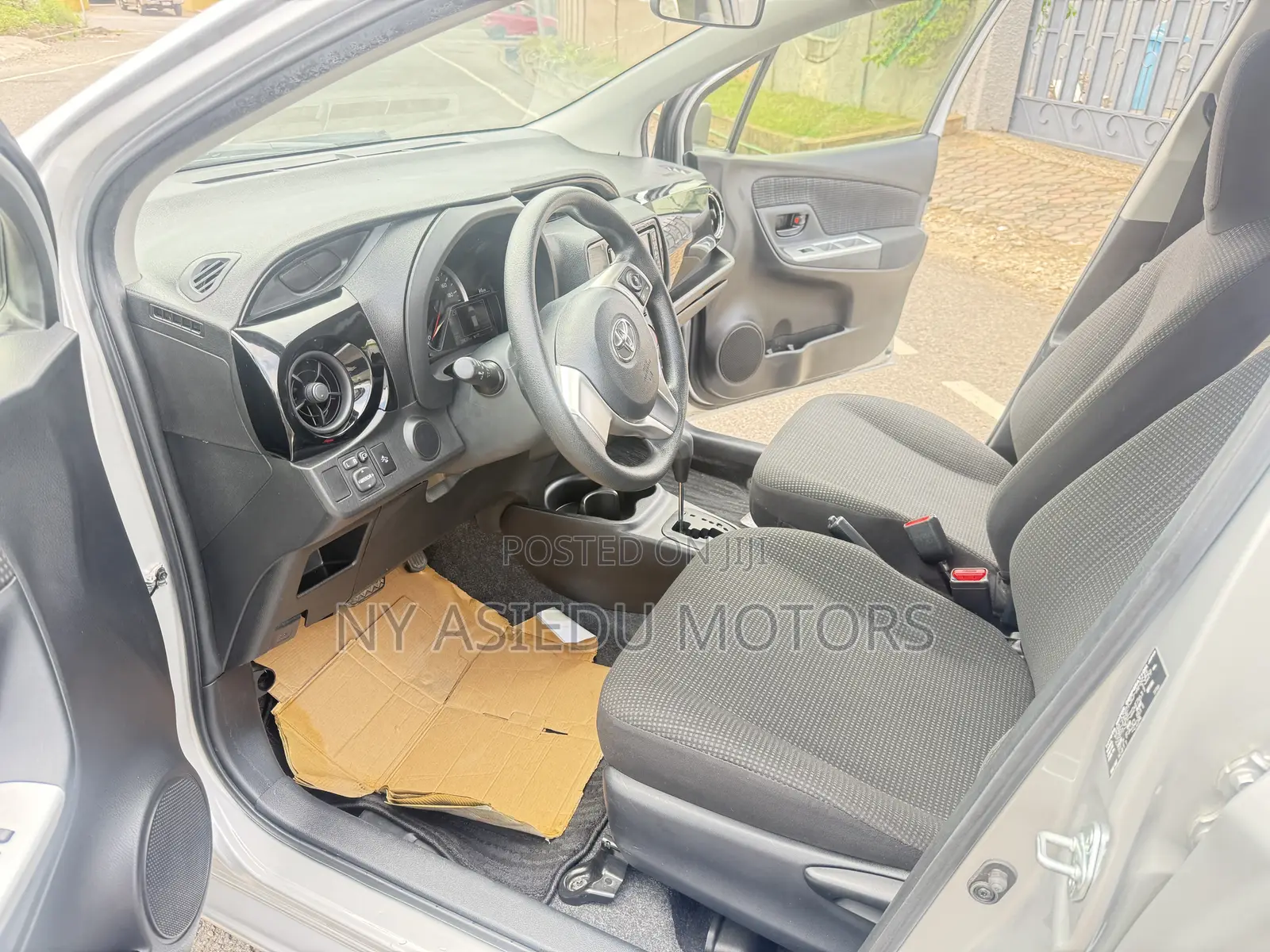 Toyota Vitz 1.3 FWD 5dr 2016 Silver