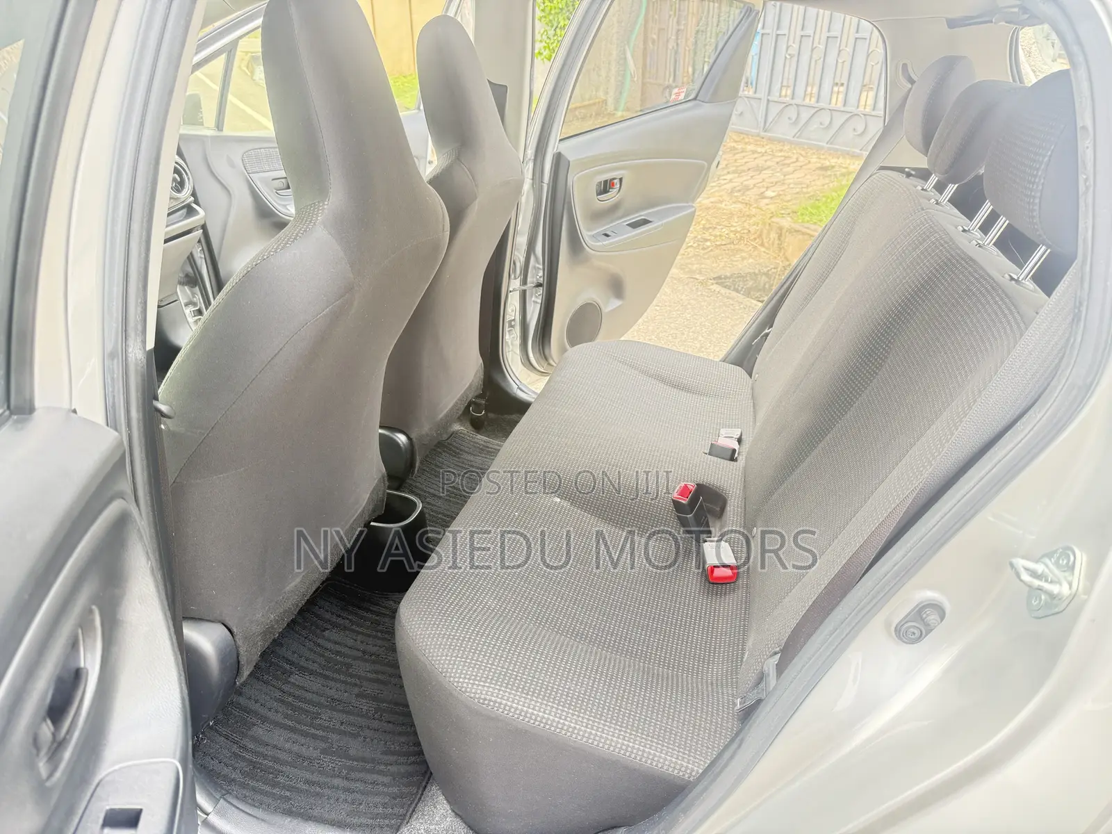 Toyota Vitz 1.3 FWD 5dr 2016 Silver